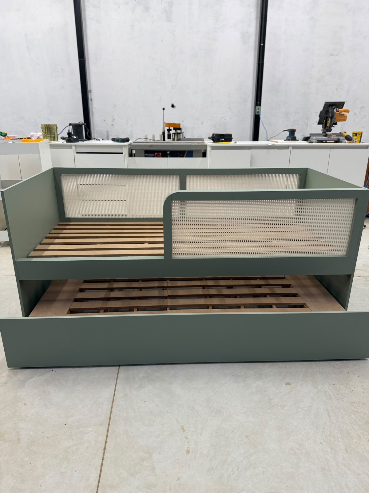 Cama Bicama verde com painéis de palha, vista frontal