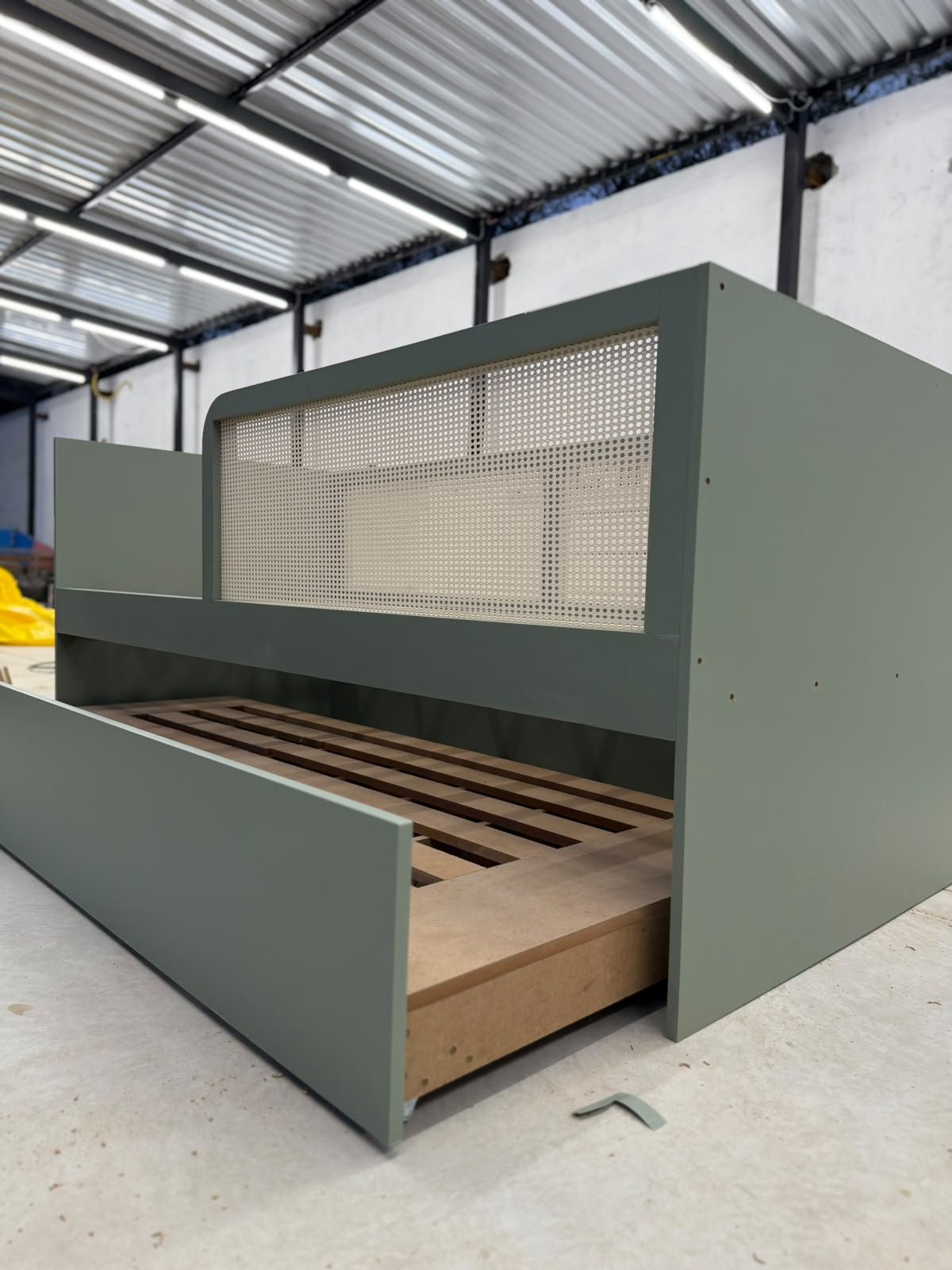 Cama Bicama verde com cama auxiliar aberta