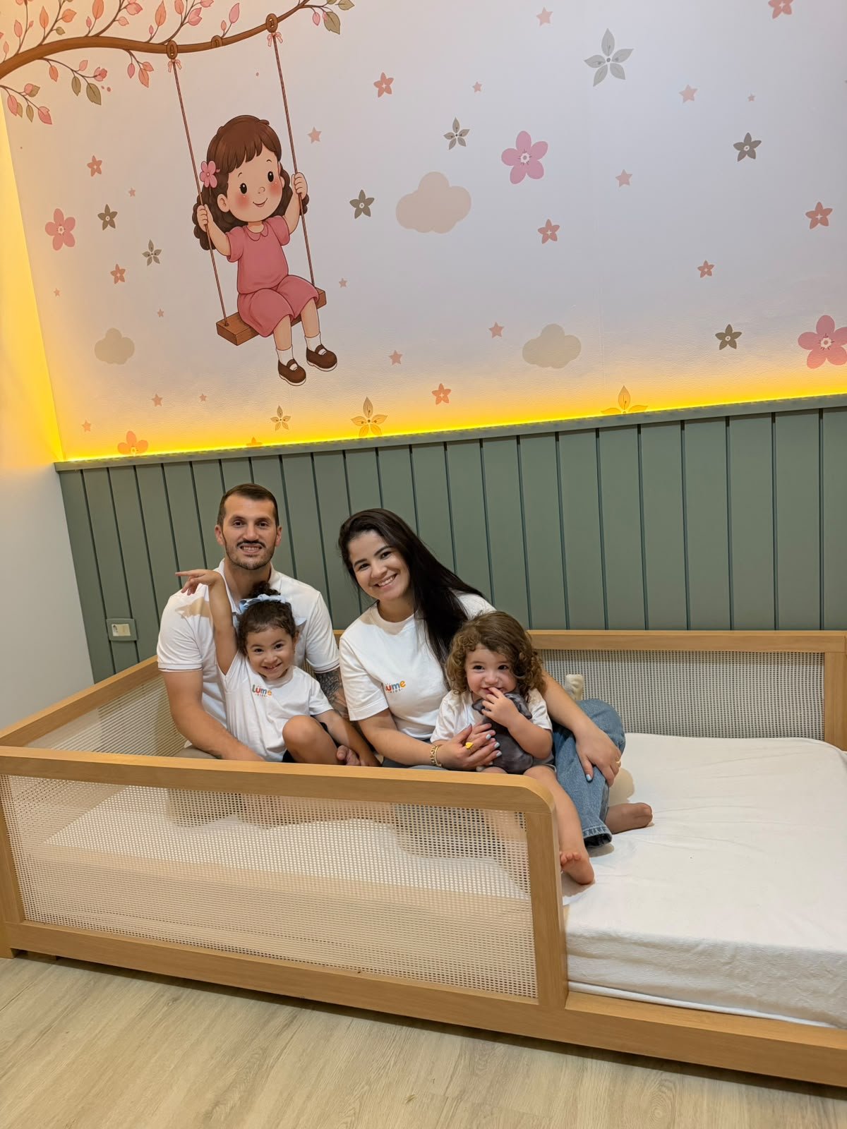 Família Lume Kids no quarto com a cama montada