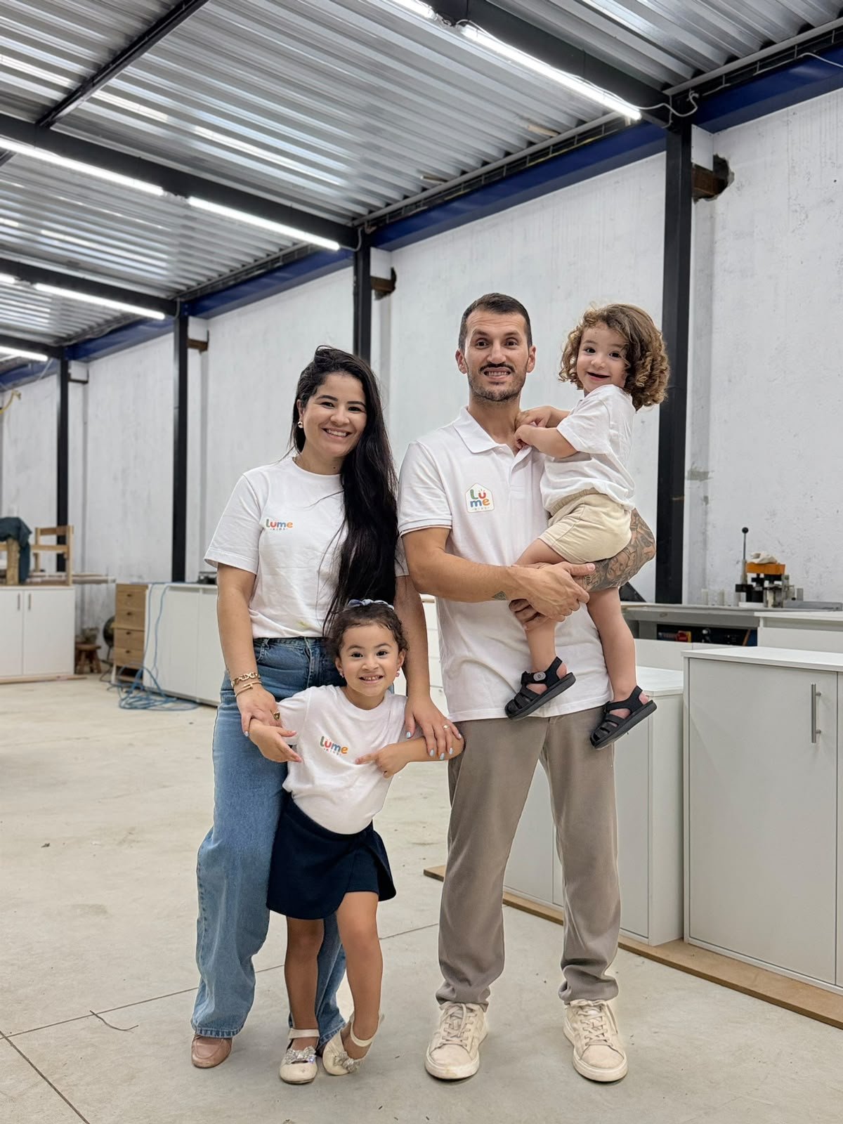 Família Lume Kids na fábrica
