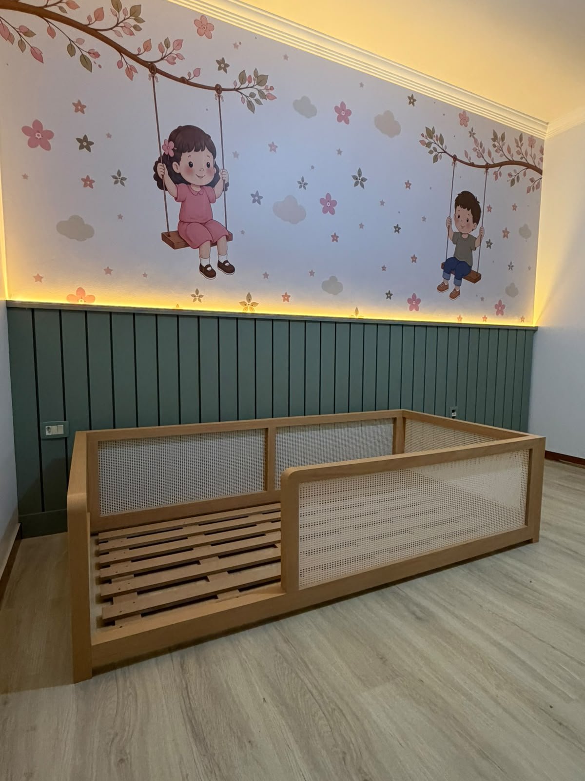 Cama montessoriana de madeira em um quarto infantil