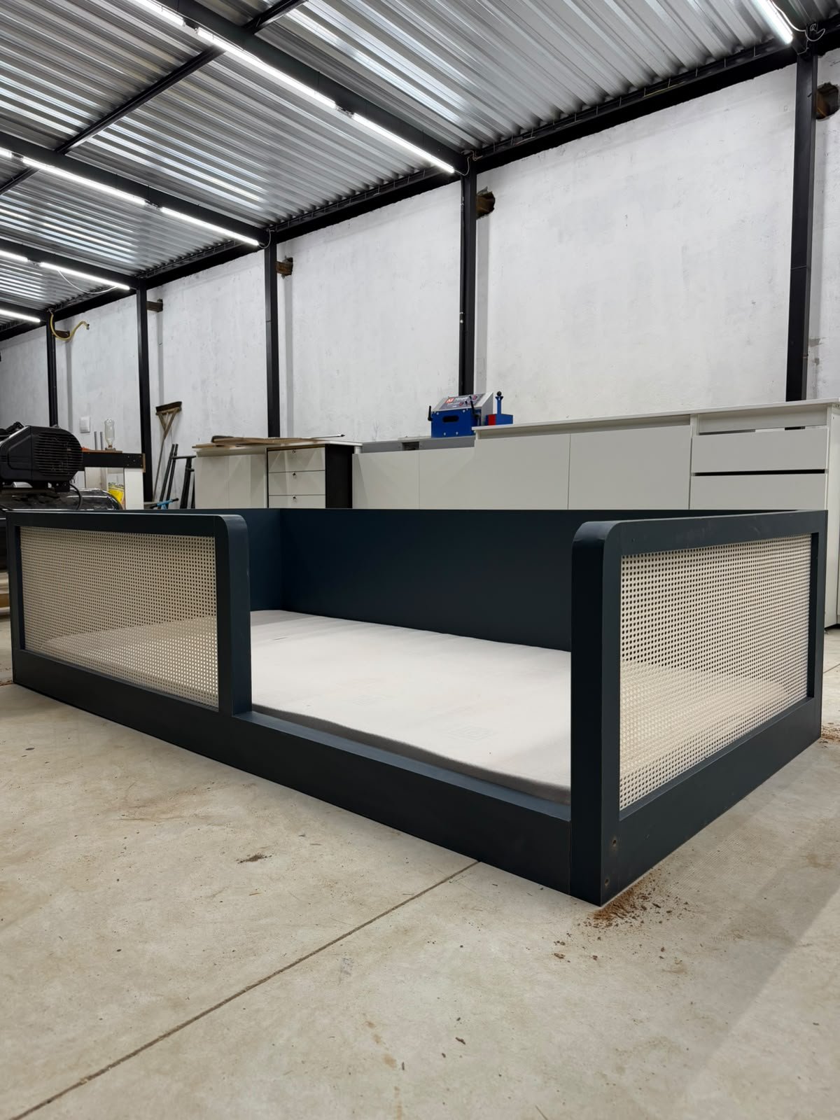 Cama Maria em acabamento azul escuro com colchão